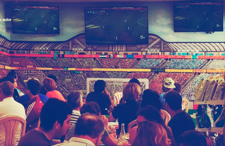 El comedor de El Gaucho reunido frente a un partido de fútbol.