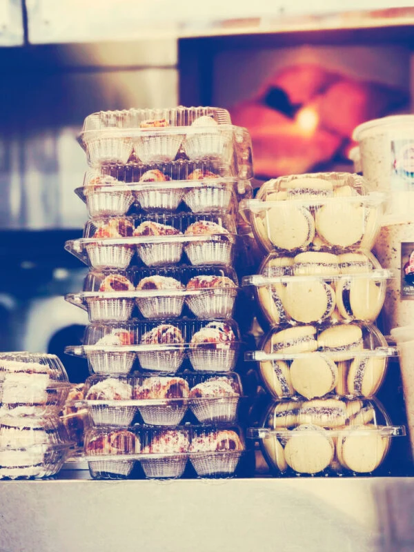 Alfajores y galletas empaquetados sobre el mostrador de El Gaucho.